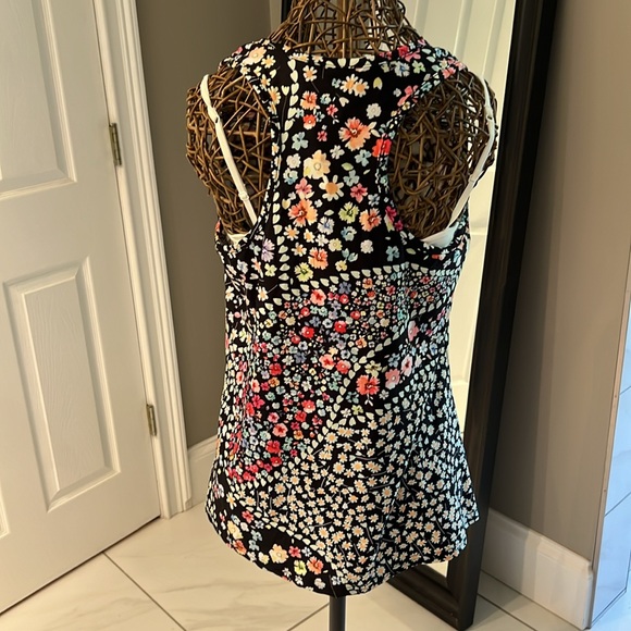 Two tank tops - Picture 4 of 5